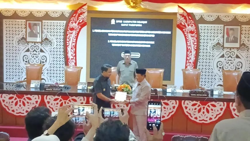 Penyerahan Raperda DPRD Nganjuk Gelar Paripurna Penjelasan 8 Raperda, Fokus pada PAD dan Pengelolaan Aset