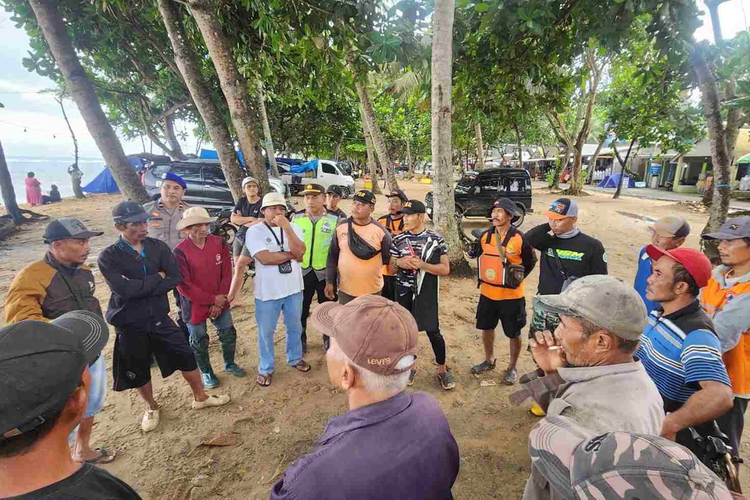 Petugas gabungan_11zon Nelayan di Bantur Hilang Terseret Ombak saat Menyelam Mencari Ikan