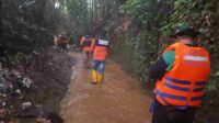 Proses pencarian korban di aliran sungai.(Ist_11zon Remaja di Sumawe Hilang Terbawa Arus Parit Saat Hujan Deras