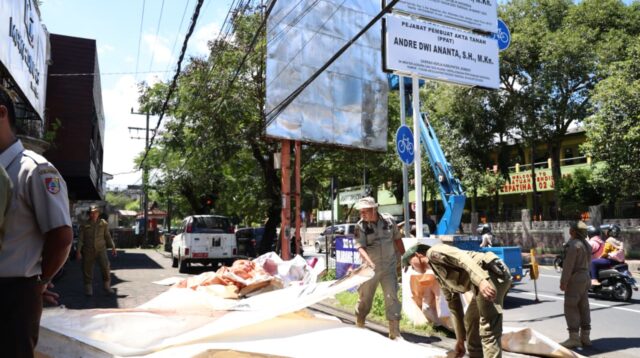 Pemkab Jember Tertibkan Reklame Ilegal di Kawasan Segitiga Emas