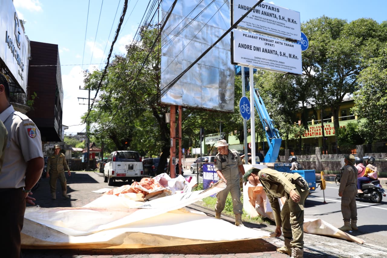 Pemkab Jember Tertibkan Reklame Ilegal di Kawasan Segitiga Emas