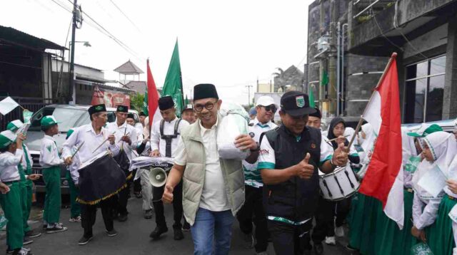 Rayakan 1 Abad NU, Pengurus Cabang Kota Batu "Hijaukan" Panderman Dengan Bendera 1000 Meter