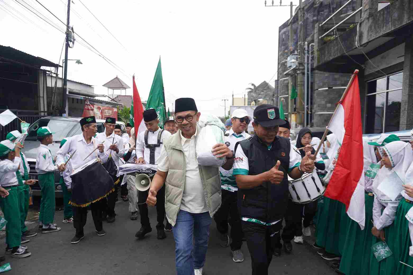 Wali Kota Batu turut menggotong bendera NU sepanjang 1000 meter menuju Gunung Panderman. (Ist_11zon Rayakan 1 Abad NU, Pengurus Cabang Kota Batu "Hijaukan" Panderman Dengan Bendera 1000 Meter