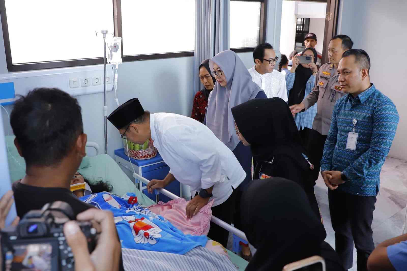 Wali Kota Batu Jenguk Korban Luka Truk Rom Blong Jalan Pattimura di RS Bhayangkara