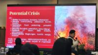 Assoc. Prof. Maulina Pia Wulandari, Ph.D., pakar komunikasi dari Universitas Brawijaya memberikan paparan tentang cara menghadapi krisis. (dik) Hadapi Krisis Era Digital, Parimaya dan Perhumas Malang Raya Gelar Simulasi PR '2 Jam Paling Krusial'