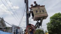 Jaga Estetika Kota, Satgas Infrastruktur Jember Tertibkan Kabel Ilegal di Tiang PJU