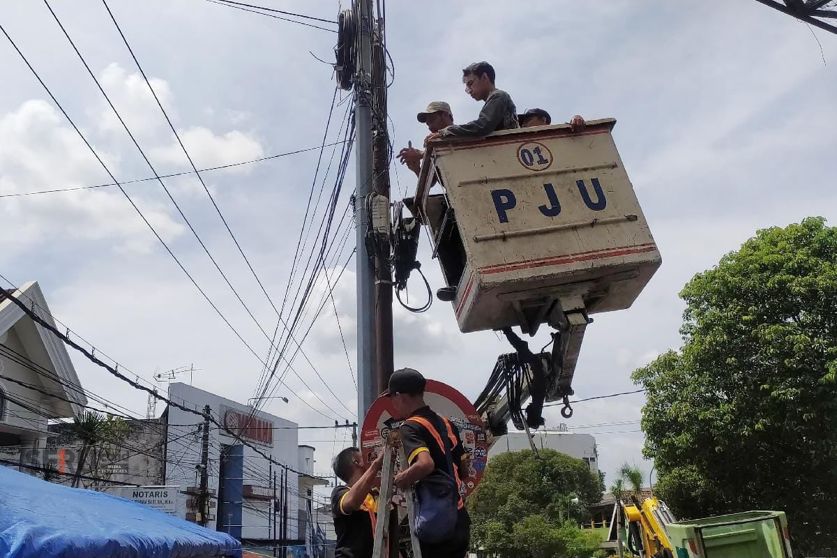 Jaga Estetika Kota, Satgas Infrastruktur Jember Tertibkan Kabel Ilegal di Tiang PJU