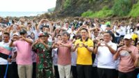 Jalankan Arahan Presiden, Gus Fawait Pimpin Aksi Bersih-bersih Sampah di Pantai Jember