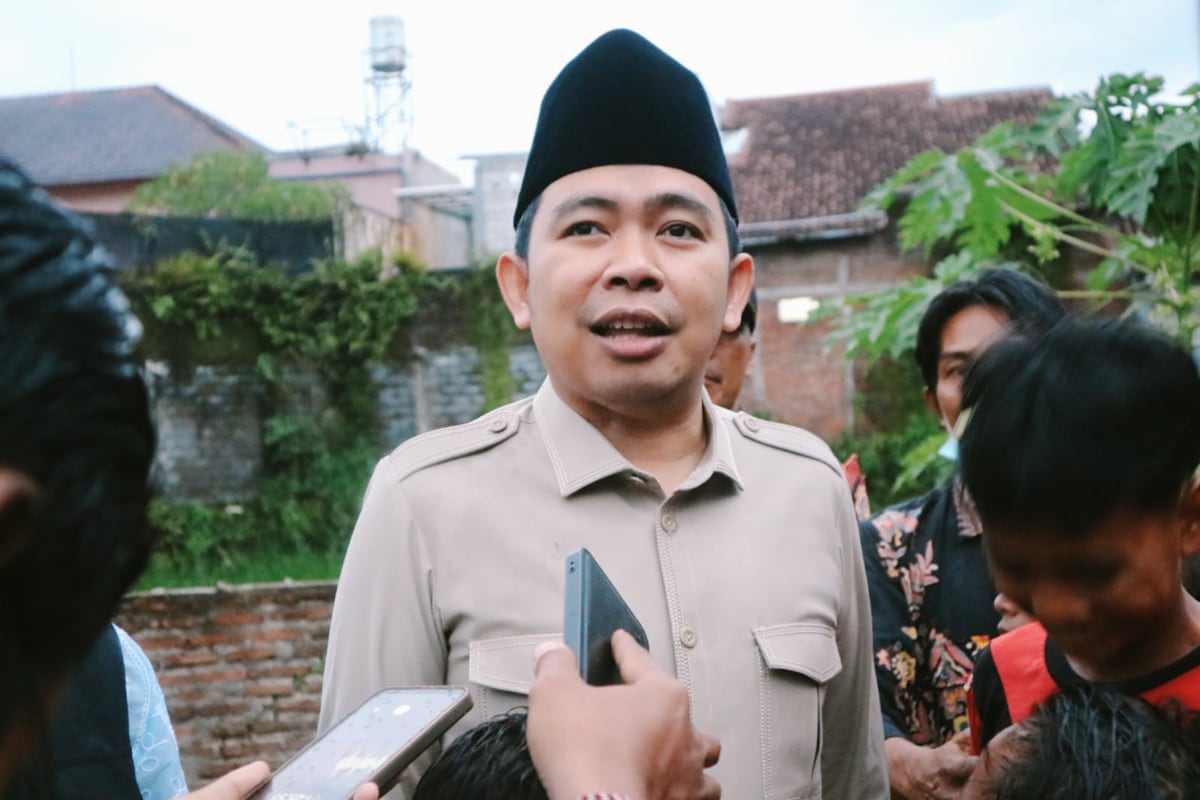 Bupati Fawait saat diwawancarai. (Ist) Bupati Fawait Pastikan Pemulihan Infrastruktur Pasca Banjir Jember