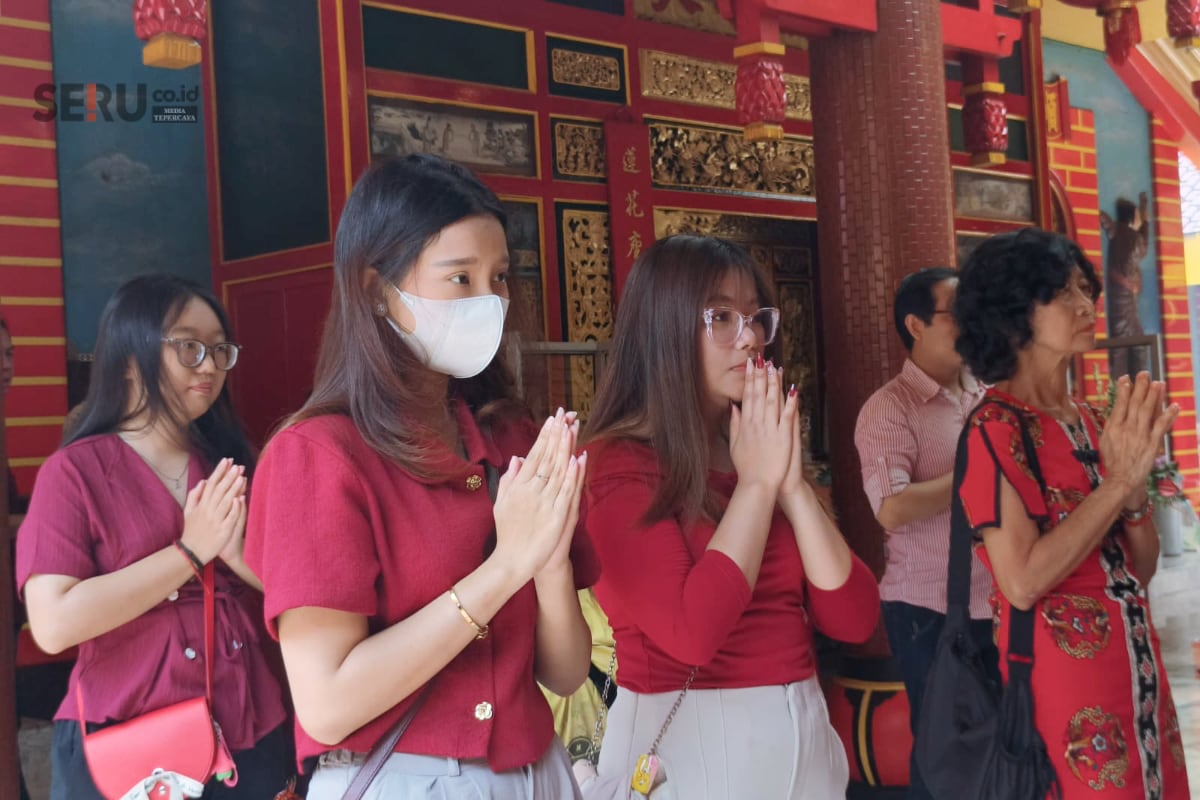 Klenteng Eng An Kiong Rayakan Imlek, Tahun Kuda Api Bawa Harapan Baru 1 Umat Tridharma memanjatkan doa bersama menyambut Tahun Kuda Api. (Seru.co.id/bas)