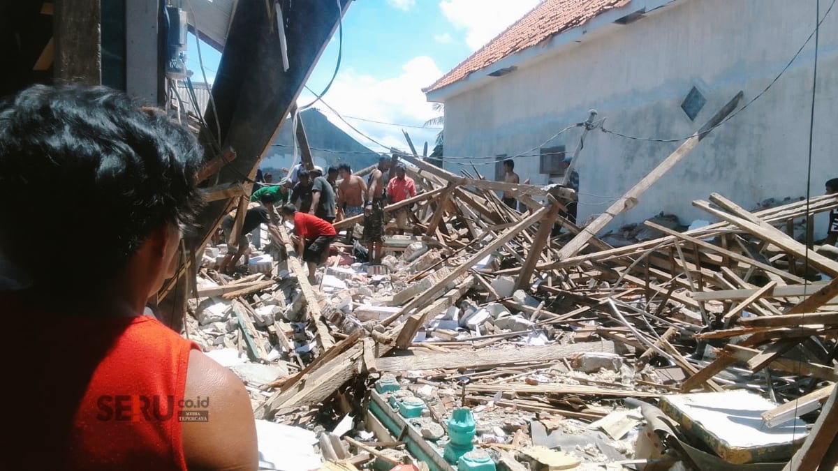 Rumah milik Bu Kulsum dilaporkan mengalami rusak parah. (Seru.co.id/aza) Ledakan Dahsyat Diduga Mercon Gemparkan Situbondo, Satu Tewas, Enam Luka-Luka dan Tujuh Rumah Rusak