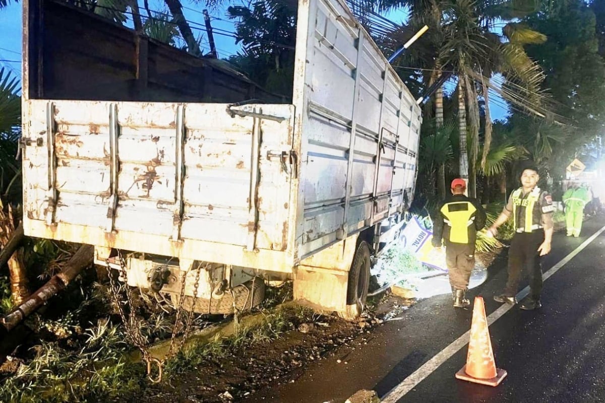 Truk Alami ​Rem Blong Tabrak Empat Kendaraan di Jalan Raya Pattimura Kota Batu, Satu Korban Meninggal Dunia