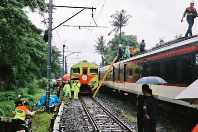 KA Bandara Soekarno-Hatta usai menabrak sebuah truk pada Jumat pagi. (ist) KA Bandara Soetta Anjlok Tertemper Truk, Sejumlah Perjalanan KRL Dibatalkan