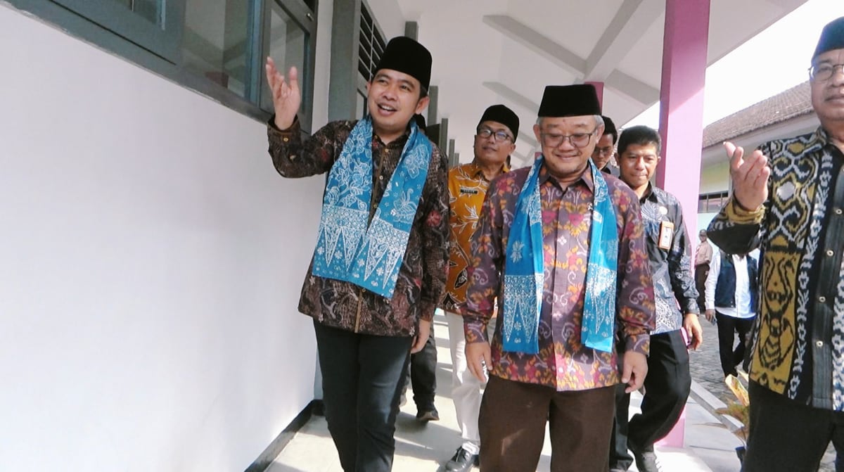 Gus Fawait Dampingi Mendikdasmen RI Abdul Mu’ti Resmikan 124 Sekolah di Jember