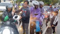 Dokumentasi anggota Batu Total Independen membagikan Takjil pada warga yang sedang berkendaraan. (Dok. BTI) Cara Musisi Lokal Kota Batu Peduli Sesama Lewat "Spirit of Ramadhan ke-15"