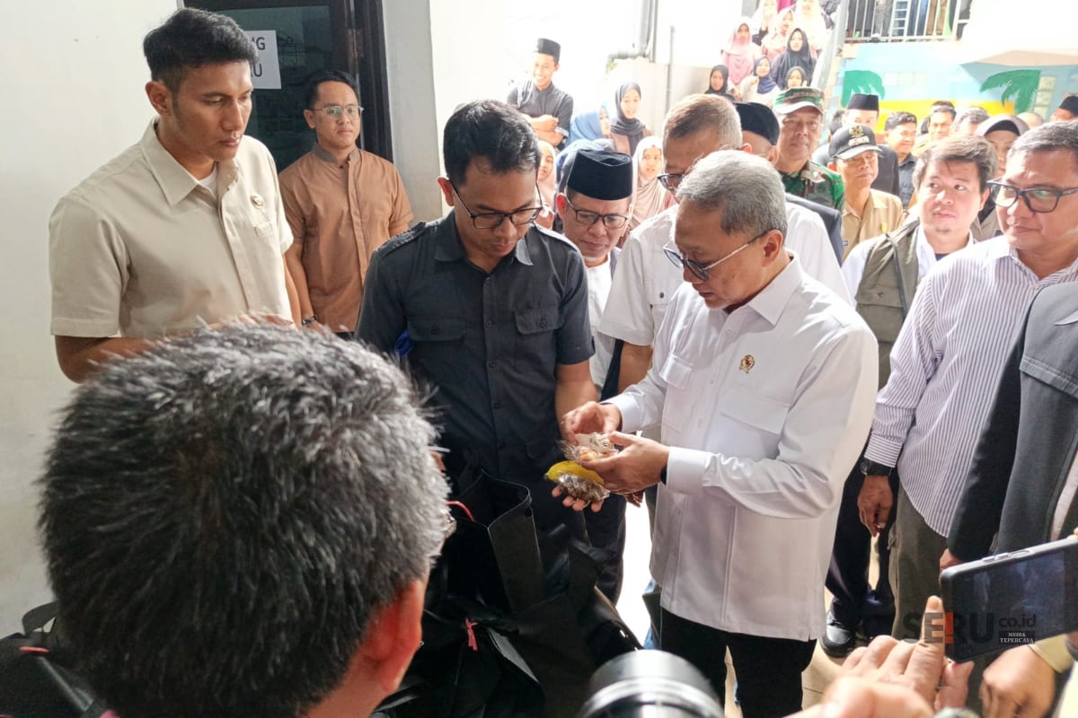 Menko Pangan meninjau MBG yang akan dibagikan kepada siswa. (Seru.co.id/bas) Menko Pangan Soroti MBG di Kota Malang, Sekolah Minta Kualitas Gizi Ditingkatkan