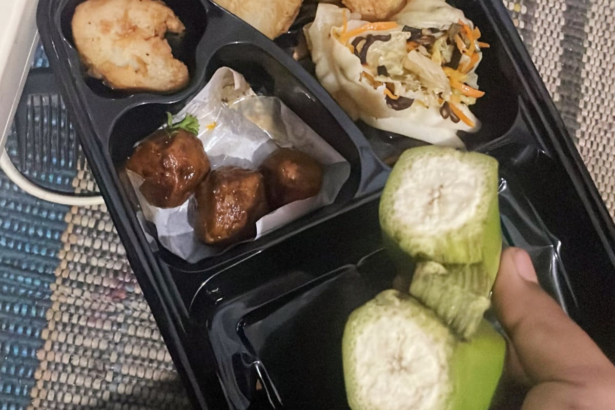 Menu MBG yang dianggap tidak layak dengan buah pisang masih mentah. (Ist) Menu MBG Tidak Layak, DPRD Kabupaten Malang Bakal Gelar Raker Bersama Pihak Terkait