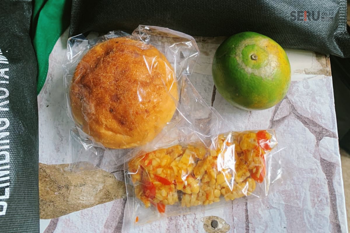 MBG Ramadan di Kota Malang Ramai Disorot, SPPG Diminta Patuhi HET Bapanas 1 Malang, SERU.co.id Menu MBG selama Ramadan di Kota Malang ramai disorot, karena dinilai kurang mencukupi kebutuhan gizi. Adapun pihak SPPG dalam menyediakan bahan baku makanan diminta mematuhi aturan harga yang telah ditetapkan Badan Pangan Nasional (Bapanas). Koordinator SPPI Kota Malang, Muhammad Athoillah menanggapi sorotan publik terkait menu MBG Ramadan. Diakuinya, menu MBG selama bulan puasa memang berupa makanan kering. "Walaupun kemasan kering, yang terpenting kecukupan gizinya terpenuhi. Mulai dari serat, protein nabati dan hewani, kalsium dari susu, hingga karbohidrat," seru Athok saat dikonfirmasi, Rabu (25/2/2026). Hal tersebut sejalan dengan prinsip utama program MBG untuk memenuhi kecukupan gizi. Untuk itu, ia menegaskan, para ahli gizi harus memperhatikan aspek gizi dari menu yang disajikan, meski berupa makanan kering. Terkait harga paket yang disebut di bawah Rp10.000, ia menyatakan akan dilakukan penyesuaian menu pada hari berikutnya. Hal itu dilakukan melalui skema subsidi silang apabila terjadi selisih anggaran. "Biasanya ada subsidi silang kalau harganya tidak sampai Rp10.000. Yang kami tekankan, ahli gizi harus memperhatikan aspek gizi dari menu kering yang disajikan," ungkapnya. Ia juga menanggapi persoalan Harga Eceran Tertinggi (HET), khususnya untuk komoditas beras premium yang menjadi standar dalam program MBG. Ia mengakui, ada beberapa SPPG membeli di atas HET, karena tidak langsung dari pemasok utama. "Dispangtan Kota Malang akhirnya memberikan teguran kepada sejumlah SPPG tersebut. Mereka diminta berpatokan pada HET yang telah ditetapkan ketika membeli bahan baku makanan," jelasnya. Senada, Kepala Bidang Ketahanan Pangan Dispangtan Kota Malang, Dr Elfiatur Roikhah SE AK MM membenarkan adanya ketentuan harga. Pihak SPPG harus berpatokan pada harga eceran tertinggi (HET) dan Harga Acuan Pembelian (HAP) dari Bapanas. "HET dan HAP ditentukan Badan Pangan Nasional per Agustus kemarin. Itu harus diikuti oleh semua mitra SPPG," tegasnya. Peringatan tersebut disampaikan setelah adanya tujuh SPPG yang mendapatkan teguran, karena diduga membeli beras tidak sesuai ketentuan harga yang ditetapkan. Ia mengatakan, kejadian itu terjadi pada bulan Januari kemarin. Meski demikian, dia tak menyebutkan berapa harga pembelian tersebut. Dispangtan menegaskan, upaya yang bisa dilakukan hanya memberikan teguran, bukan menerapkan penindakan. "Koordinator Wilayah SPPG Malang itu kan selalu meng-update ke kami sudah dua bulanan soal belanja SPPG. Sementara ini hanya beras (yang ditemukan tidak sesuai ketentuan harga, red), kalau yang lain tidak ditemukan," tandasnya. (bas/mzm)