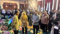 Gubernur Khofifah saat bersama Wakil Wali Kota Batu dalam agenda kegiatan High Level Meeting. (dok.Prokopim) Kota Batu Terima Apresiasi Gubernur Khofifah Atas Kontribusi Ketahanan Pangan Jawa Timur