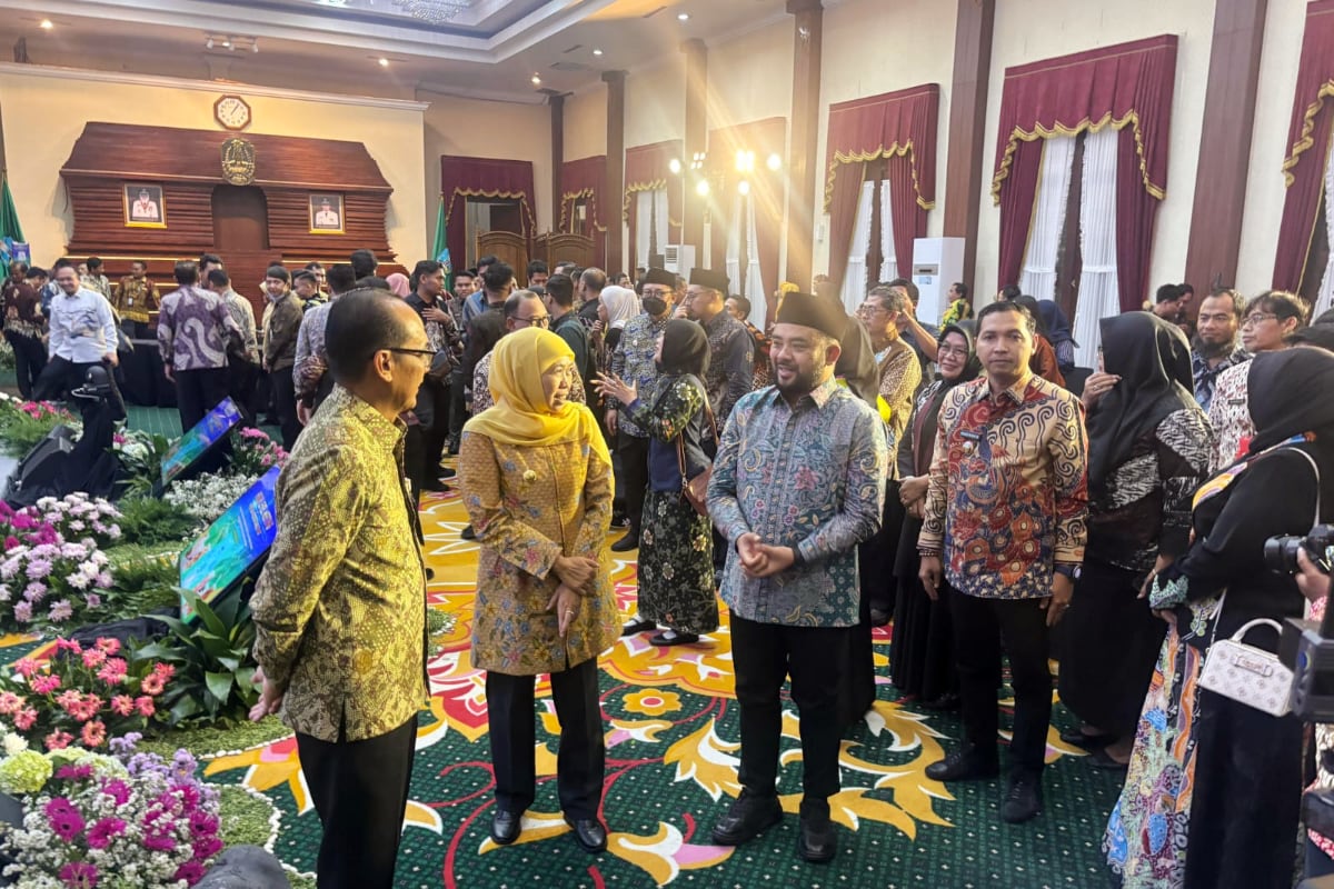 Gubernur Khofifah saat bersama Wakil Wali Kota Batu dalam agenda kegiatan High Level Meeting. (dok.Prokopim) Kota Batu Terima Apresiasi Gubernur Khofifah Atas Kontribusi Ketahanan Pangan Jawa Timur