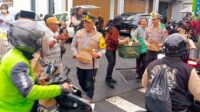 Sambil Berbagi Takjil dengan Awak Media, Polres Batu Titipkan Pesan Kamtibmas bagi Pengendara
