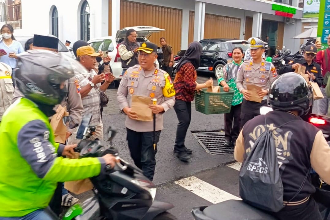 Kapolres Batu saat membagikan takjil kepada masyarakat yang melintas di seputaran jalur jalan Dusun Jeding. (Dok. Sie Humas) Sambil Berbagi Takjil dengan Awak Media, Polres Batu Titipkan Pesan Kamtibmas bagi Pengendara