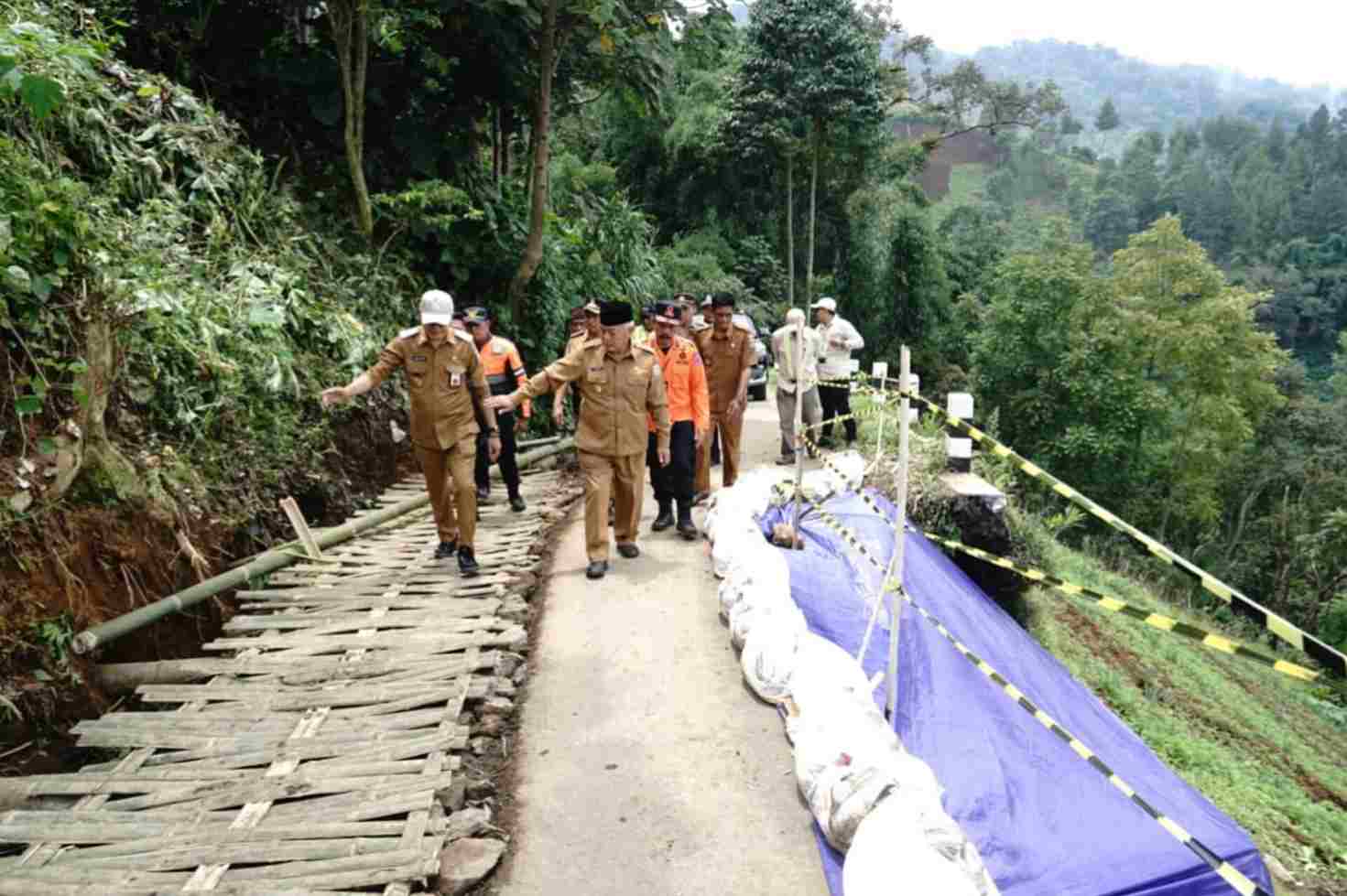 Bupati Malang, HM Sanusi_11zon (1) Pemkab Malang Perbaiki Akses Jalan Desa Taji yang Longsor, Target Lima Bulan Rampung