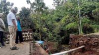 Ft- jembatan putus.jpg_11zon Ketua DPRD Ngawi Lakukan Sidak Jembatan yang Putus Diterjang Banjir