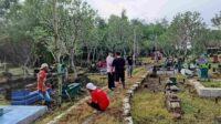 Ft- ngawi makam.jpg_11zon Ketua DPRD Ngawi Ikuti Tradisi Gugur Gunung Bersih Makam Jelang Ramadan