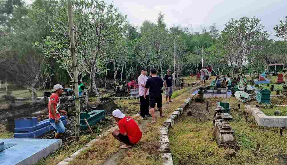 Ketua DPRD Ngawi Ikuti Tradisi Gugur Gunung Bersih Makam Jelang Ramadan