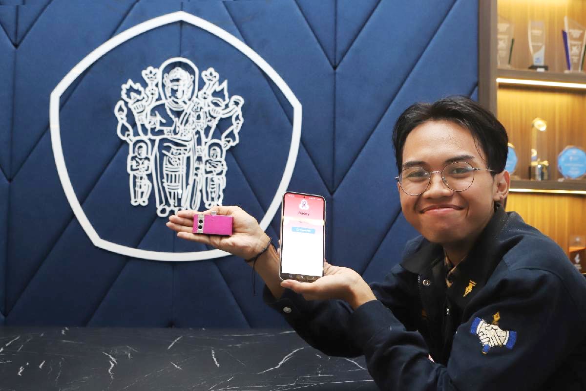 Mahasiswa UB memamerkan inovasi BUDDY. (ist) Mahasiswa UB Ciptakan BUDDY, Alat Deteksi Dini Kanker Payudara Raih Penghargaan Internasional