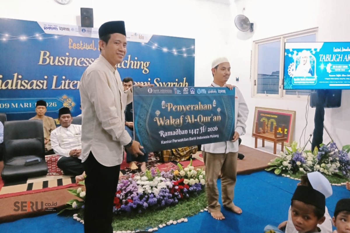 Festival Ramadan BI Malang Dimeriahkan Tabligh Akbar Hingga Pemberdayaan UMKM 1 Penyerahan secara simbolis bantuan kepada PPPA Daarul Qur’an Malang. (wul)