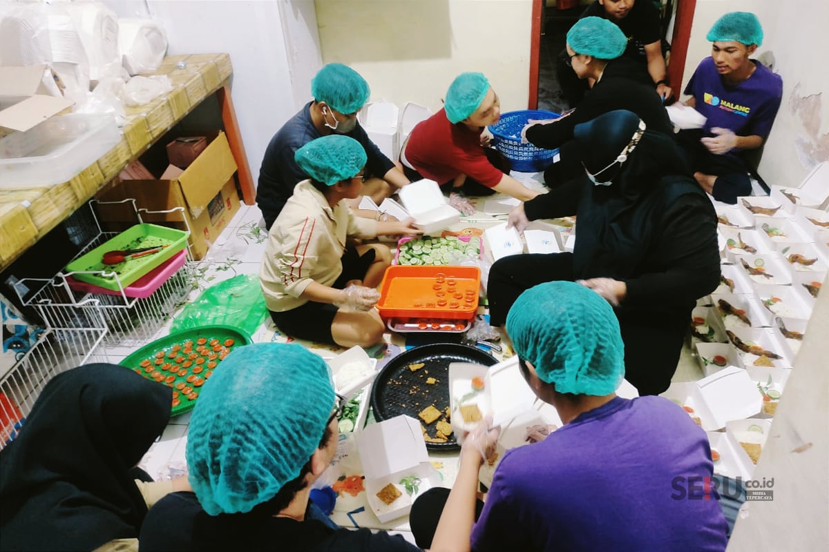 Proses pengemasan Nasi Berkah oleh anak-anak autisme untuk didistribusikan ke masjid. (rhd)