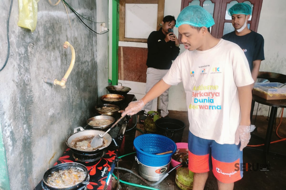 Proses menggoreng lauk dilakukan oleh anak-anak autisme. (rhd)