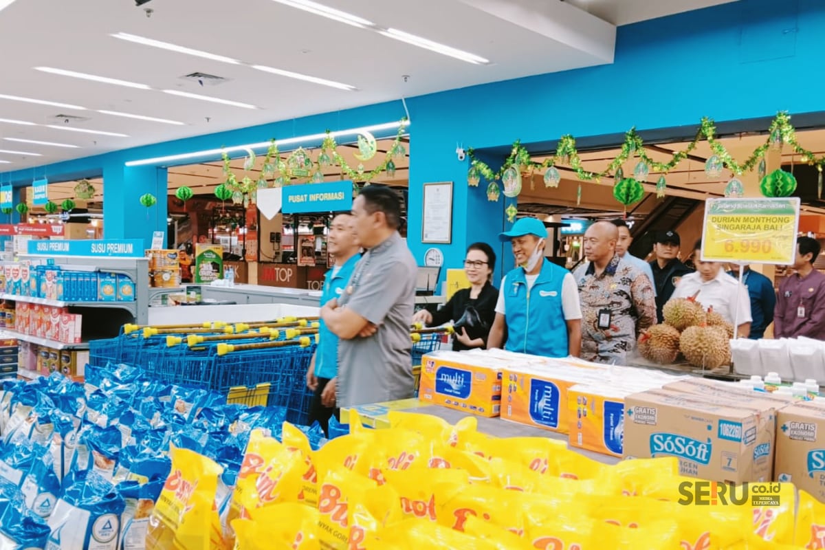 Wali Kota Malang bersama jajaran dan manajemen Matos meninjau produk di Hypermart. (bas)