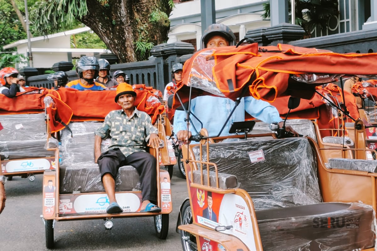 Nasib tukang becak masih tetap memprihatinkan meski telah menerima bantuan becak listrik dari Presiden Prabowo. (bas) Penghasilan Minim, DPRD Kota Malang Desak Pemkot Ciptakan Program Ekosistem Becak Listrik