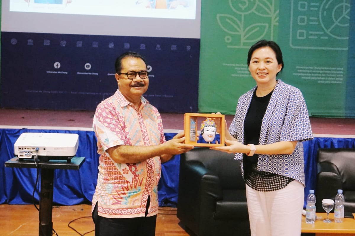 Rektor Universitas Ma Chung bersama Fanny Darsono. (Dok. Universitas Ma Chung) 