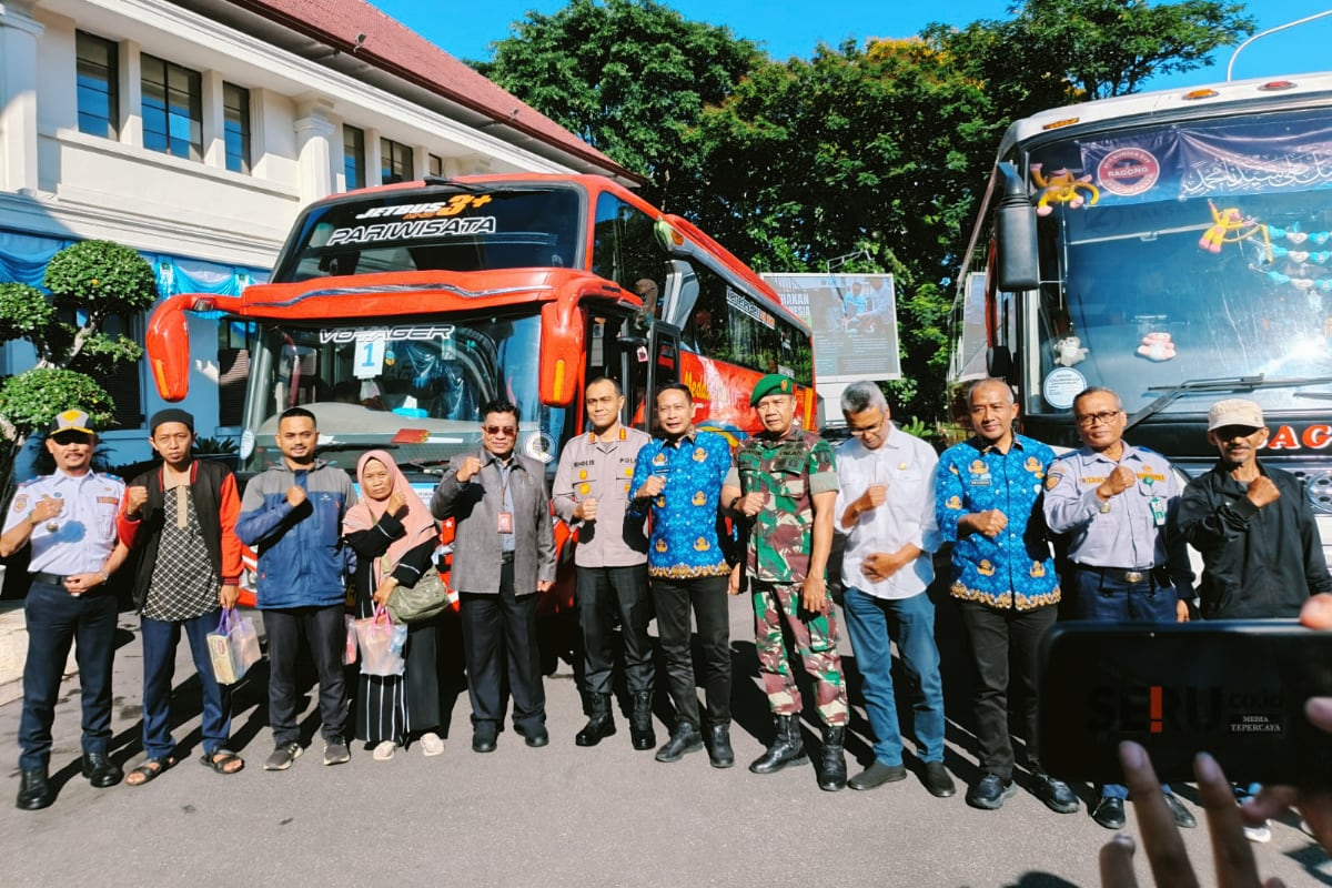 Pemkot Malang Berangkatkan 9 Bus Mudik Gratis Lebaran 2026, 332 Warga Pulang Kampung 1 Wali Kota Malang bersama jajaran Forkopimda foto bersama para pemudik. (bas)