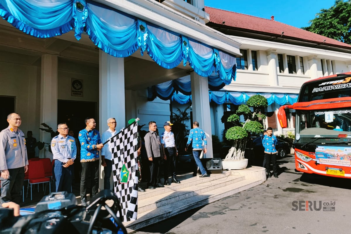 Wali Kota Malang secara resmi memberangkatkan bus mudik gratis Lebaran 2026 di Balaikota Malang. (bas) Pemkot Malang Berangkatkan 9 Bus Mudik Gratis Lebaran 2026, 332 Warga Pulang Kampung