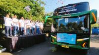 Dirut PJT I beserta jajaran pemberangkatan peserta mudik gratis dari kantor pusat Malang. (rhd) Perum Jasa Tirta I Berangkatkan 377 Orang 10 Bus Mudik Gratis ke 9 Kota