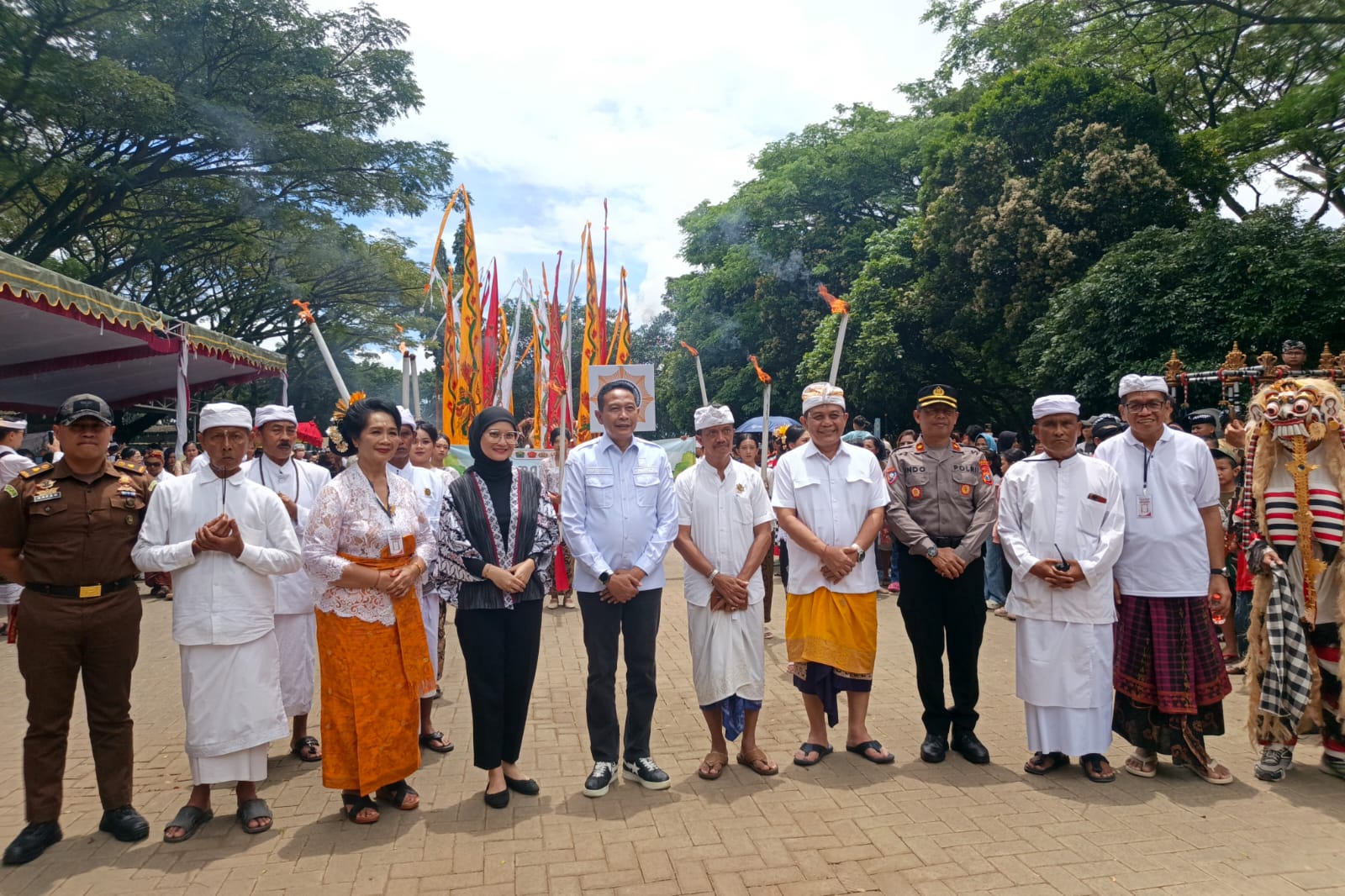 Wali Kota Malang menyambut kirab ogoh-ogoh di Lapangan Rampal. (bas)