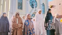 Jemaah salat Idulfitri menunaikan ibadah di halaman Gereja Kayutangan. (bas) Gereja Kayutangan Sediakan Tempat Salat Ied, Wujud 33 Tahun Konsisten Jaga Toleransi