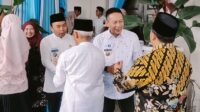 Wali Kota dan Wakil Wali Kota Malang bersalaman mengajak seluruh jajaran memperkuat sinergi pembangunan dalam Halalbihalal Idulfitri. (rhd) Halalbihalal Idulfitri, Wali Kota Malang Ajak Perkuat Kinerja Membangun Kemajuan Daerah