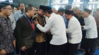 Direktur Polinema beserta jajaran berkeliling dan menyalami bawahan. (rhd) Halalbihalal dan Pelepasan Calon Jemaah Haji Polinema, Pimpinan Berkeliling Menyalami Bawahan