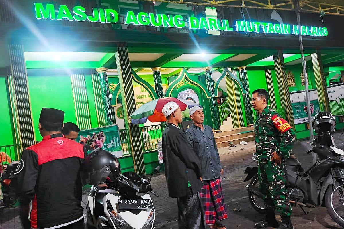 Babinsa Tunggulwulung Anjangsana dan Tarawih Bersama Warga Menjaga Kenyamanan selama Ramadan