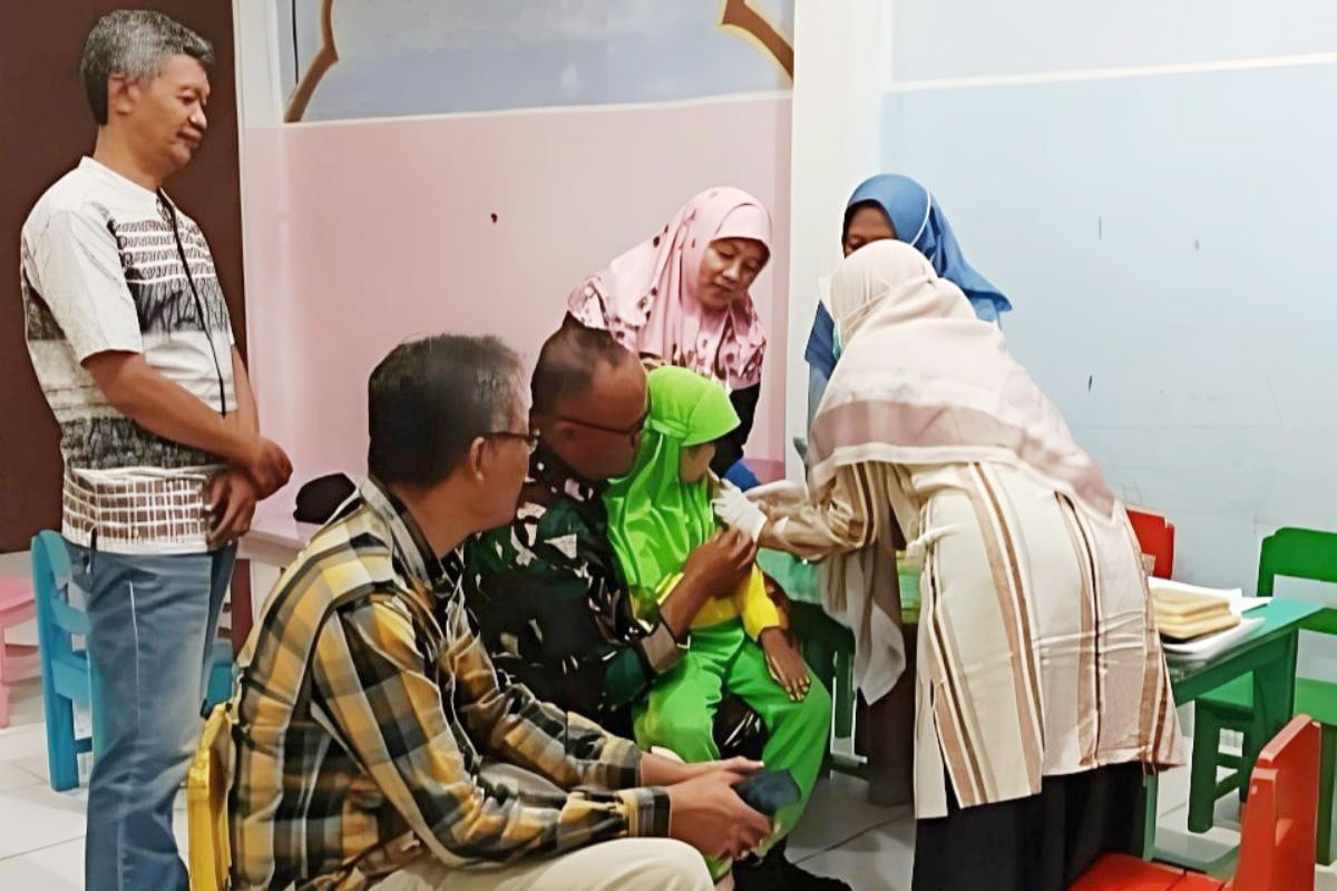 Babinsa Kedungkandang Dampingi Vaksinasi Serempak ORI di Wilayah Binaan