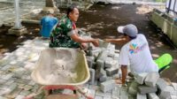 Babinsa Lowokwaru Bantu Warga Pemasangan Paving Wujud Semangat Gotong Royong