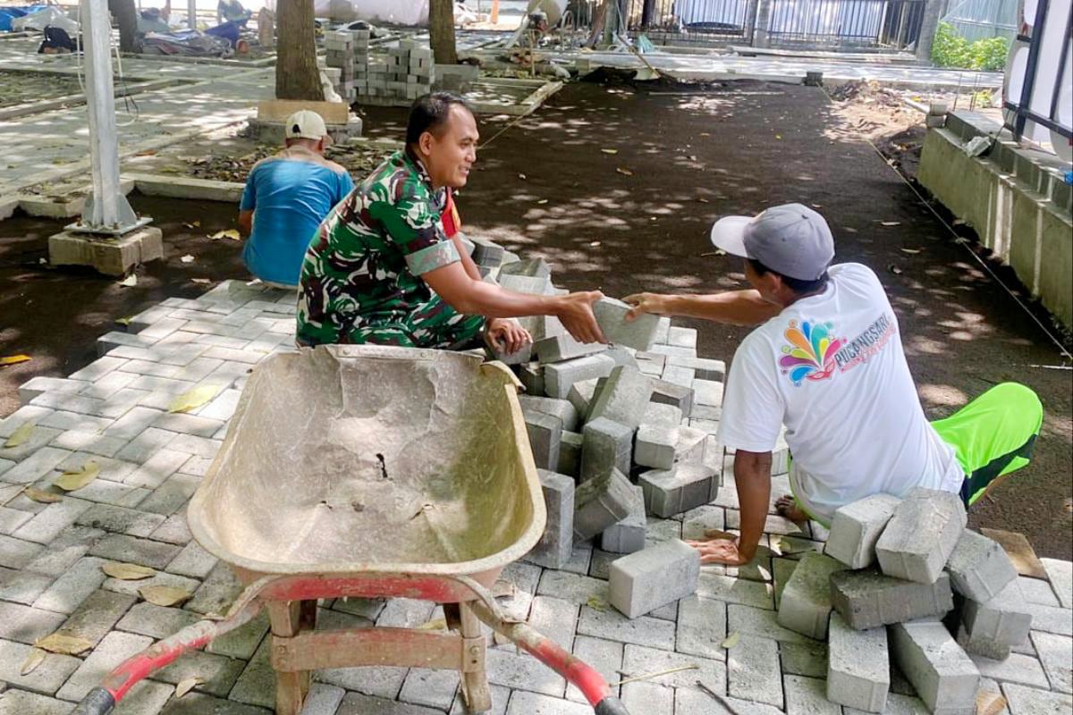 Babinsa Lowokwaru Bantu Warga Pemasangan Paving Wujud Semangat Gotong Royong