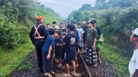 Petugas KAI Daop 8 Surabaya ingatkan warga tak ngabuburit di sekitar rel kereta api. (dok. Humas Daop 8 Surabaya) KAI Daop 8 Surabaya Ingatkan Warga Tak Ngabuburit di Sekitar Rel Kereta Api