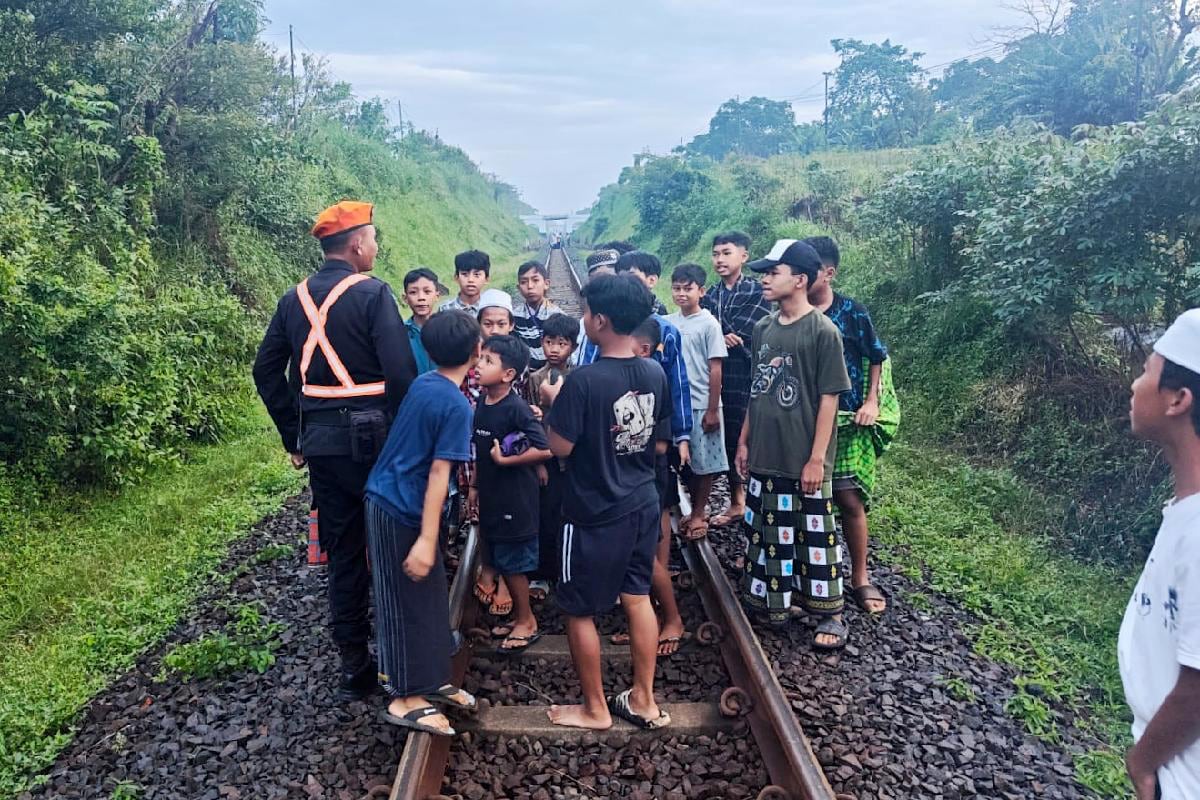 KAI Daop 8 Surabaya Ingatkan Warga Tak Ngabuburit di Sekitar Rel Kereta Api
